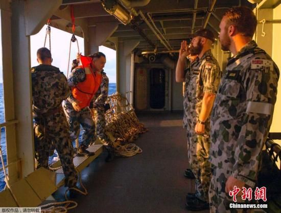 　據(jù)澳大利亞海軍4月11日發(fā)布的圖片顯示，中澳海軍海上聯(lián)合搜尋失聯(lián)客機(jī)。據(jù)悉，澳大利亞總理當(dāng)天表示，澳方執(zhí)行搜尋失聯(lián)客機(jī)任務(wù)的搜救人員已獲知黑匣子的大致位置。