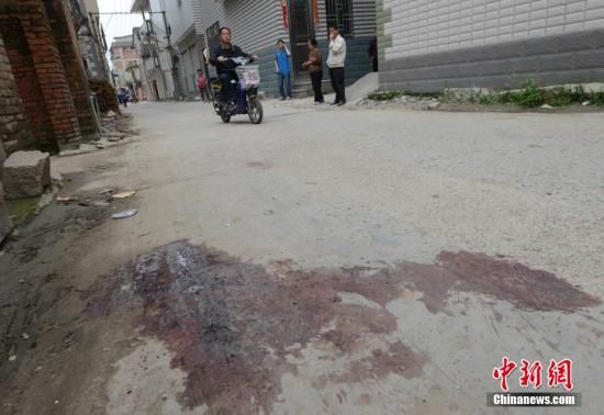 4月28日，福建省福州市閩侯縣發(fā)生一起惡性駕車撞人事件，圖為事發(fā)現(xiàn)場血跡斑斑。中新社發(fā) 劉可耕 攝