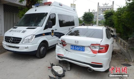  4月28日，福建省福州市閩侯縣發(fā)生一起惡性駕車撞人事件，圖為被撞車輛損毀嚴(yán)重。經(jīng)初查，該肇事男子叫林某新（漢族，37歲，福州長樂人），因婚姻問題，情緒失控，駕車從閩侯縣青口鎮(zhèn)往尚干鎮(zhèn)方向，沿奔馳大道行駛，連續(xù)撞人。中新社發(fā) 劉可耕 攝