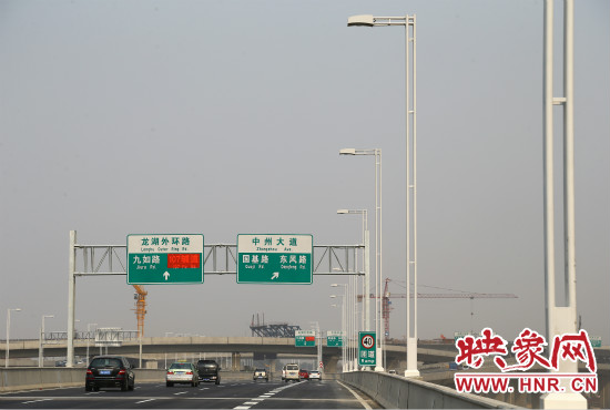 市民可通過北三環(huán)快速路高架橋直達(dá)東區(qū)。