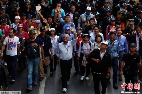 5月9日，泰國反政府示威者在素帖（中）的領(lǐng)導(dǎo)下在曼谷市中心游行。