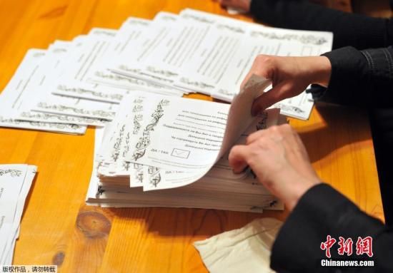 　　當?shù)貢r間2014年5月11日，烏克蘭東部地區(qū)選舉工作人員開始公投計票工作。