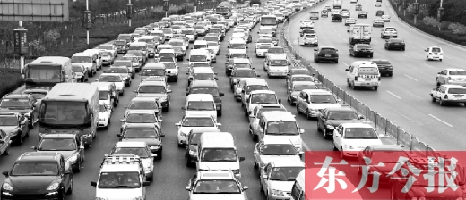 21日，鄭州市中州大道，大量擁堵的汽車將寬寬的道路變成“停車場”