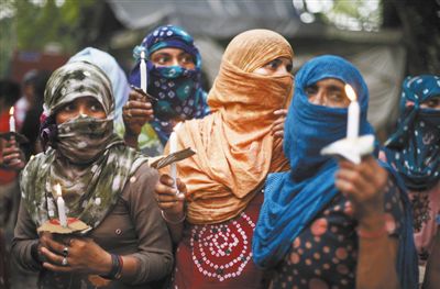 印度民眾舉行紀(jì)念儀式，悼念在強奸案中遇害的兩名少女。