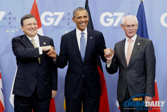 資料圖：6月4日，歐洲理事會(huì)主席范龍佩（右）和歐盟委員會(huì)主席巴羅佐（左）在會(huì)場(chǎng)門(mén)口歡迎前來(lái)與會(huì)的美國(guó)總統(tǒng)奧巴馬。由歐盟主持的七國(guó)集團(tuán)領(lǐng)導(dǎo)人會(huì)晤4日晚間在布魯塞爾開(kāi)幕，烏克蘭問(wèn)題成為本次峰會(huì)核心議題。（新華社發(fā) 歐盟理事會(huì)供圖）