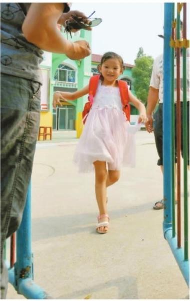 　　昨日，潛江市浩口鎮(zhèn)第三小學(xué)已被戒嚴，下午幼兒園學(xué)生放學(xué)時，一些家長前來接孩子