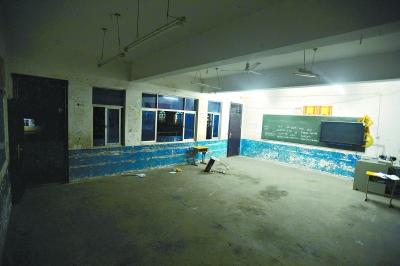 　　昨晚10時，事發(fā)教室里的書桌幾乎被搬空，一個損壞的書桌倒在地上