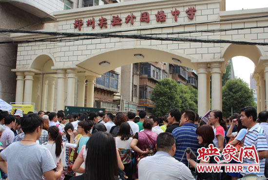 考試快結(jié)束時(shí)，陪考的家長(zhǎng)涌入學(xué)校接孩子。