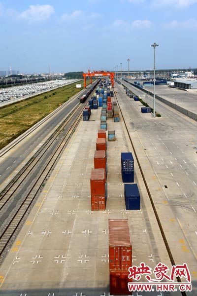 深處中原腹地的鄭州卻提出了一個響亮的口號，要打造成為中西部地區(qū)對外貿(mào)易的“無水港”。