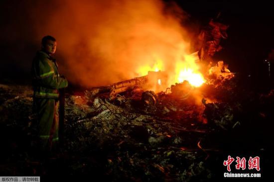 圖為馬航波音777客機在頓涅茨克地區(qū)墜毀的現(xiàn)場。