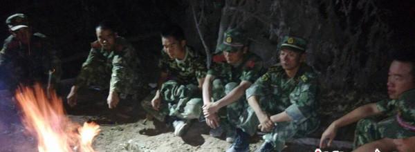 8月5日晚，受困官兵等待天亮以后的救援。