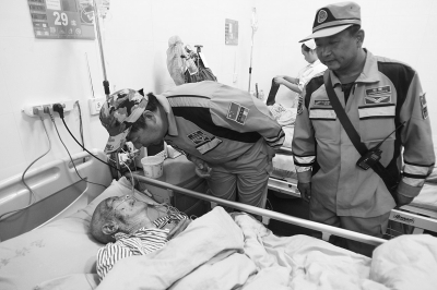 緊張的救援間隙，中國(guó)緊急救援河南基地的隊(duì)員還探望了被救的84歲老人。