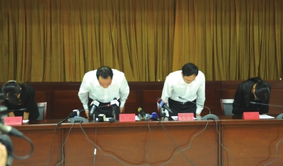 昆明通報明通小學(xué)踩踏事故原因，官員鞠躬致歉。圖/東方IC