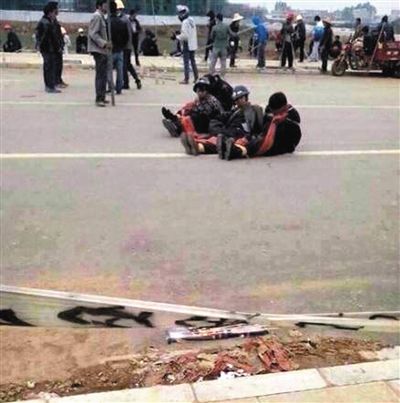 14日，沖突現(xiàn)場(chǎng)，幾名頭戴鋼盔的人被捆綁著。圖/東方IC