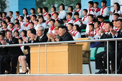 5月2日，金正恩與金與正（前排左二）一起觀看比賽。