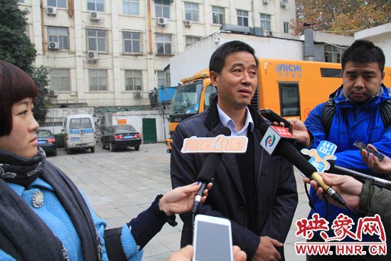 鄭州城市管理局行政執(zhí)法監(jiān)察支隊二大隊副大隊長杜陸水就“河南省人民會堂違法戶外廣告”一事，接受媒體采訪