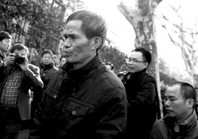 被告人林森浩的父親林尊耀準(zhǔn)備進(jìn)入法院。