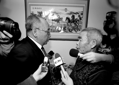 15日，內(nèi)蒙古高院副院長(zhǎng)趙建平（左）帶隊(duì)向呼格吉勒?qǐng)D父母送達(dá)再審法律文書(shū)。