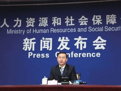 昨天，人社部新聞發(fā)言人李忠在新聞發(fā)布會(huì)上回答記者提問(wèn)。圖/中國(guó)網(wǎng)