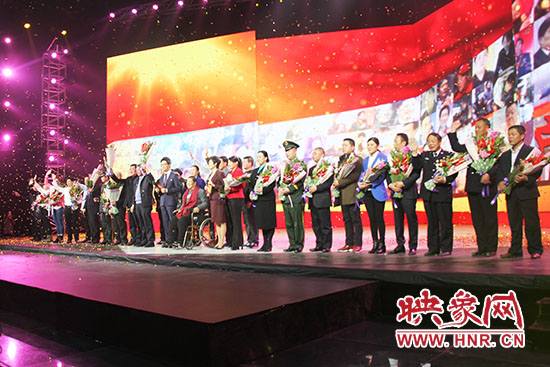 10位獲獎(jiǎng)?wù)吆?個(gè)愛心集體合影。