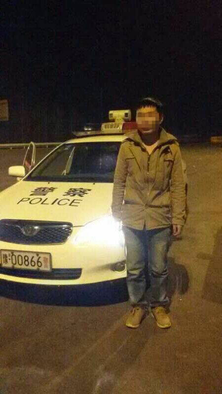 男子被父親拋棄后，在高速交警的幫助下才得以回家。