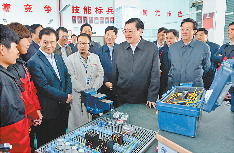 4月14日上午，中共中央政治局常委、全國人大常委會(huì)委員長(zhǎng)張德江在許昌技術(shù)經(jīng)濟(jì)學(xué)校與血神們親切交談。