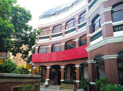 泉州多名干部稱，2010年下半年，徐鋼每周至少三天的下午在這幢建筑的地下酒窖。