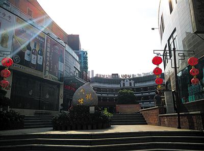 六井孔主打餐飲娛樂項(xiàng)目，泉州一些官員認(rèn)為這與文化創(chuàng)意產(chǎn)業(yè)難有關(guān)聯(lián)。