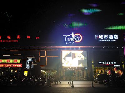 徐鋼在泉州市委書記任上將與他交往密切的商人引入泉州古城區(qū)開發(fā)文化創(chuàng)意產(chǎn)業(yè)。