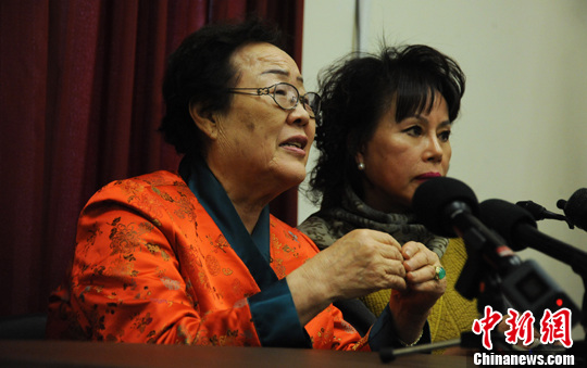 圖為慰安婦受害者李容洙（Lee Yong Soo。圖左）發(fā)表講話，要求安倍正式道歉。