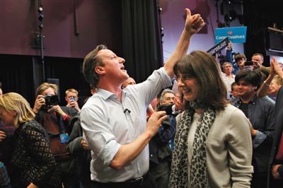 4日，英國巴斯，卡梅倫和妻子薩曼莎到一所女子學(xué)校助選。英國大選前夕，主要政黨的領(lǐng)袖們紛紛派妻子去拉選票。