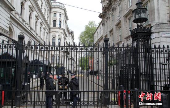 5月7日，英國(guó)舉行大選，英國(guó)首相府所在地唐寧街10號(hào)加強(qiáng)安保。民調(diào)顯示，英國(guó)兩大政黨保守黨和工黨的支持率不相上下，此次大選被稱為英國(guó)近40年來最難預(yù)測(cè)結(jié)果的一次大選。<a target='_blank' ><p  align=