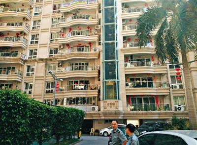 泉州鬧市區(qū)刺桐路上一小區(qū)。5月5日凌晨，泉州安監(jiān)局調研員謝清平在7號樓自殺。