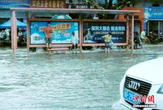圖為暴雨持續(xù)兩小時，韶關市區(qū)又變“水城”。陳惠賢 攝