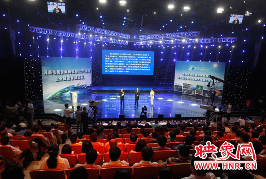 16日上午，河南電視臺1500平米演播廳內(nèi)座無虛席。