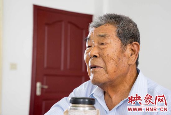 張計(jì)發(fā)正在講述抗戰(zhàn)故事