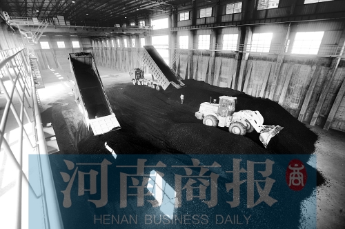 大量煤炭運(yùn)往南區(qū)供熱站，為今冬供暖做準(zhǔn)備 河南商報(bào)記者 鄧萬(wàn)里/攝