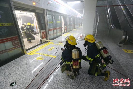 人員疏散完畢后，消防隊(duì)員開始滅火