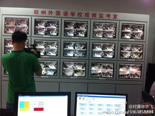 在鄭州外國(guó)語(yǔ)中學(xué)監(jiān)控室，映象網(wǎng)記者看到，各考點(diǎn)秩序井然。
