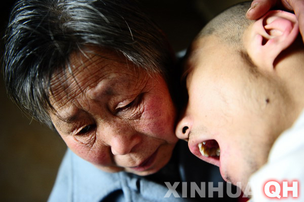 3月29日，母親邵秀景（左）同楊林在一起。