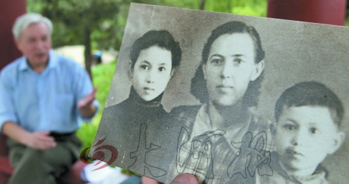 　前晚，花甲老人黎遠(yuǎn)康特意給遠(yuǎn)在哈薩克斯坦的老媽送上了母親節(jié)祝福