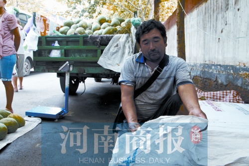 錢包就裝在這個編織袋里，枕在老陳頭下，沒想到還是被偷走了 實(shí)習(xí)生 唐韜/攝