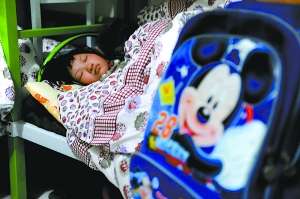 一名兒童昨晚在蘭考縣臨時救助站的房間入睡。新華社發(fā)