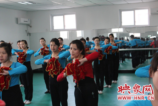 舞蹈室里，張巧英正在糾正學(xué)生的舞蹈動作