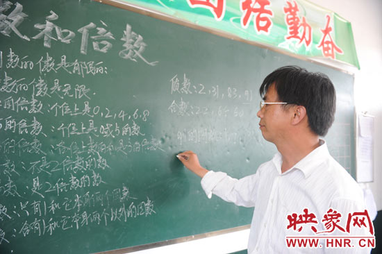 王格現(xiàn)在給5年紀(jì)的孩子們上課。