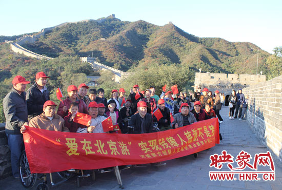 旅游對(duì)于殘疾人朋友來(lái)說(shuō)比正常人要困難許多，2011年，劉小琴帶領(lǐng)殘障朋友登上了長(zhǎng)城。
