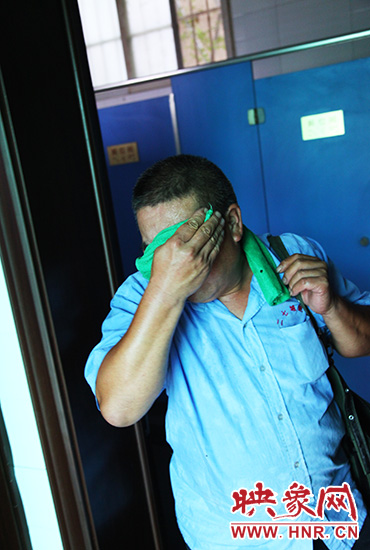 修好設(shè)施，從廁所內(nèi)出來時(shí)江學(xué)銅已滿頭大汗