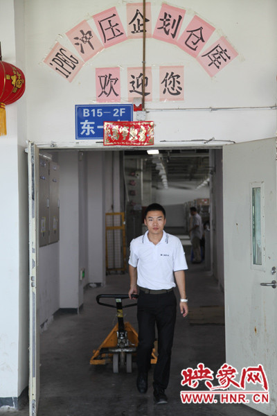 深入生產(chǎn)一線，真實(shí)體驗(yàn)工友的生產(chǎn)環(huán)境