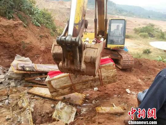 圖為“官墓”被移走。　嚴(yán)初 攝