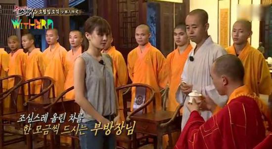 圖為具荷拉向方丈奉茶。